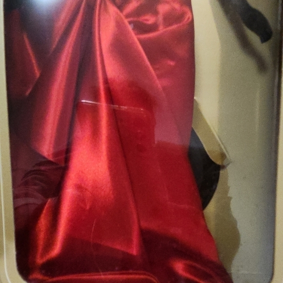 Avon Winter Splendor Barbie - Picture 4 of 9